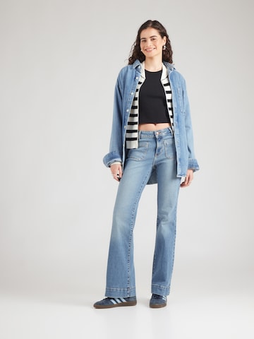 WRANGLER Flared Jeans in Blau