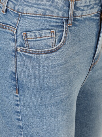 Pieces Petite Tapered Jeans 'KESIA' in Blauw