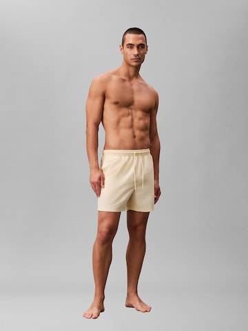 Regular Shorts de bain Calvin Klein Swimwear en jaune : devant