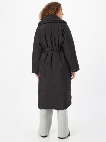 Manteau d’hiver Gina Tricot en noir