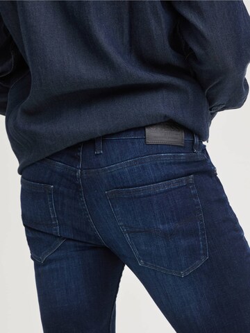 GUESS Slimfit Jeans 'Finnley' in Blau