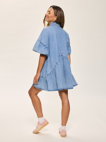 Kamila Šikl Sukienka koszulowa w kolorze niebieski
