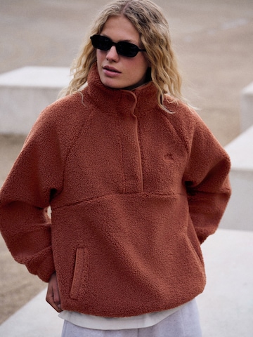 Pull-over self. en marron : devant