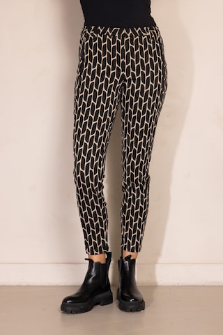 Zhrill Slim fit Pants in Black: front