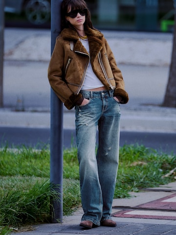 Bershka Přechodná bunda – hnědá