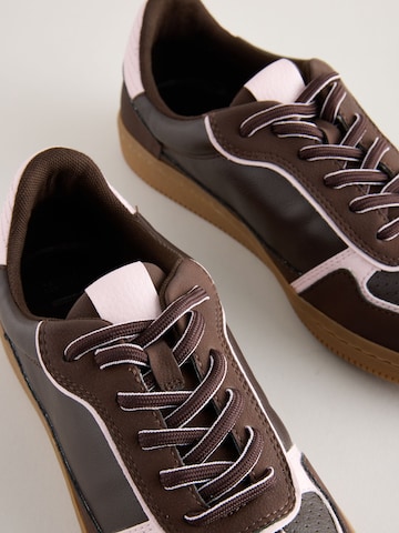 Sneaker bassa di Next in marrone