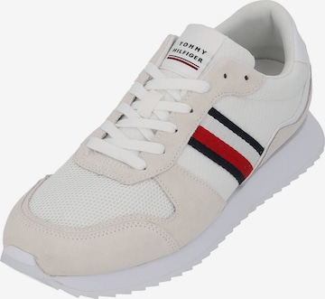 Baskets basses TOMMY HILFIGER en blanc : devant