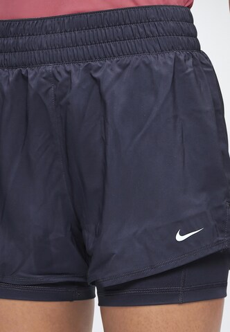NIKE Szabványos Sportnadrágok 'ONE' - fekete