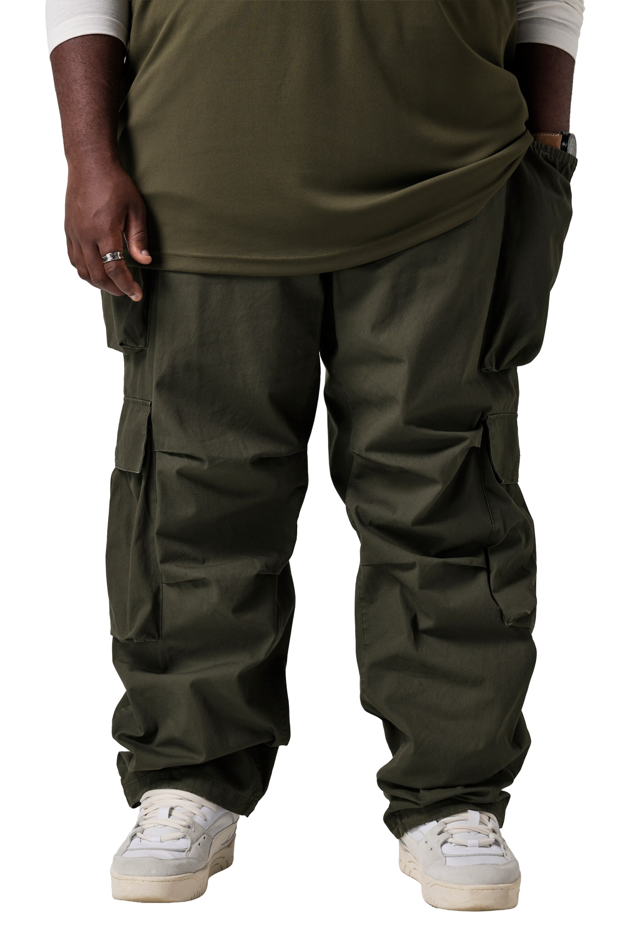 STHUGE Loosefit Broek in Groen: voorkant