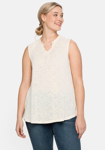 Top di SHEEGO in beige: frontale