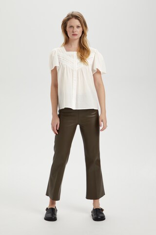 SOAKED IN LUXURY - Blusa 'Antonella' em branco