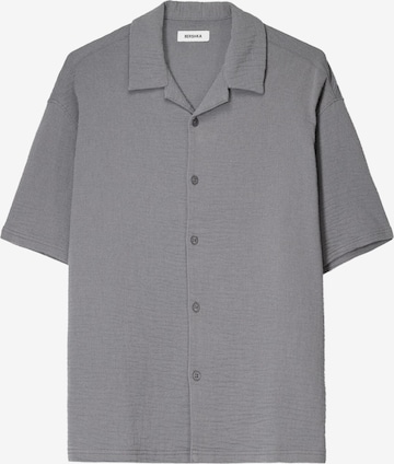 BershkaComfort Fit Košulja - siva boja: prednji dio