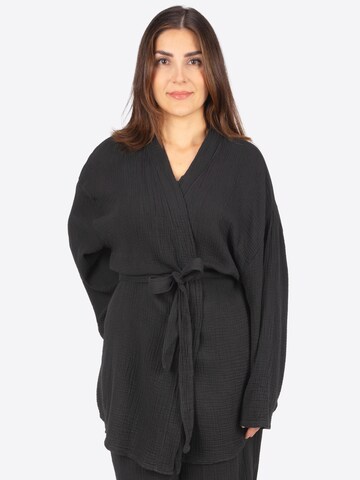 Seasons of April Kimono 'Kehlani' in Schwarz: Vorderseite
