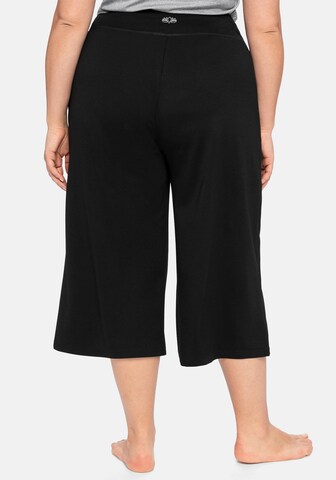 SHEEGO - Pierna ancha Pantalón deportivo en negro