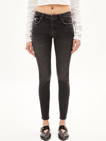 ARMEDANGELS Скинни Джинсы 'TAYNAA' в Серый: спереди