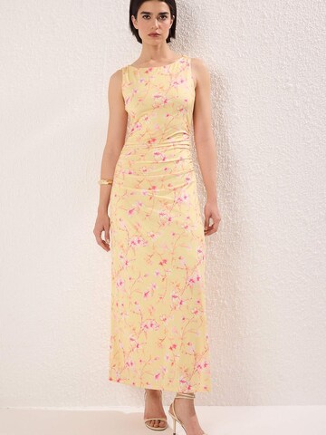 Trendyol Šaty - Oranžová: predná strana