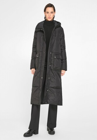 Peter Hahn Winter Coat in Black: front