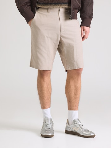 Iriedaily Szabványos Chino nadrág 'Golfer Chambray' - bézs: elől