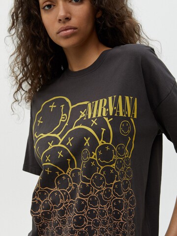 Pull&Bear Тениска в сиво