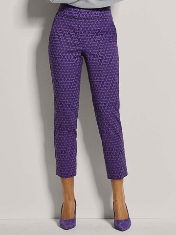 Coupe slim Pantalon MADELEINE en violet : devant