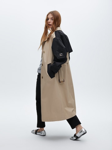 Cappotto di mezza stagione di Lola Casademunt in beige