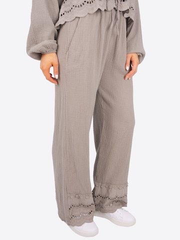 Seasons of April Wide leg Broek 'Ines' in Bruin