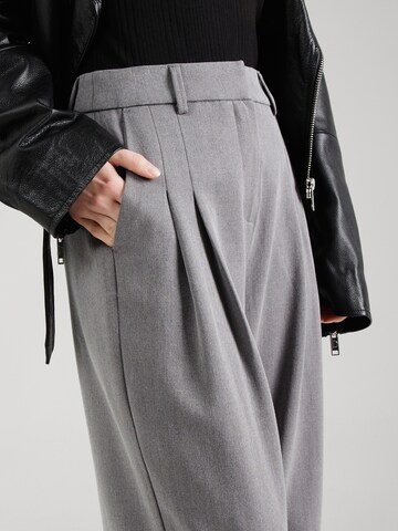 Wide leg Pantaloni con pieghe 'Henrika' di MSCH COPENHAGEN in grigio