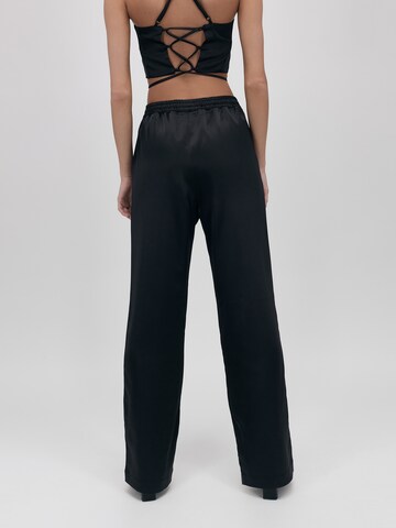 Loosefit Pantaloni 'Bossy' di UNFOLLOWED x ABOUT YOU in nero: dietro