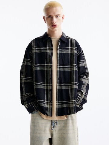 Pull&Bear Comfort Fit Hemd in Schwarz: Vorderseite