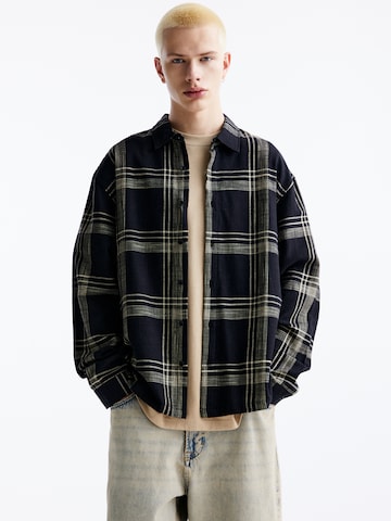 Pull&Bear Comfort Fit Skjorte i svart: forside