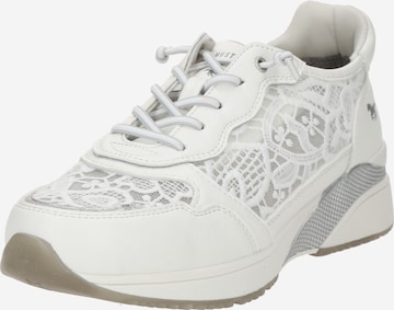 Baskets basses MUSTANG en blanc : devant