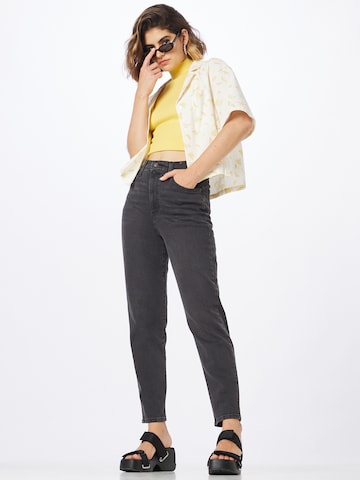 LEVI'S ® Tapered Jeans 'High-Waisted Mom Jeans' in Schwarz