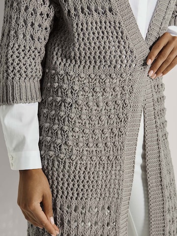 MADELEINE Strickjacke in Braun