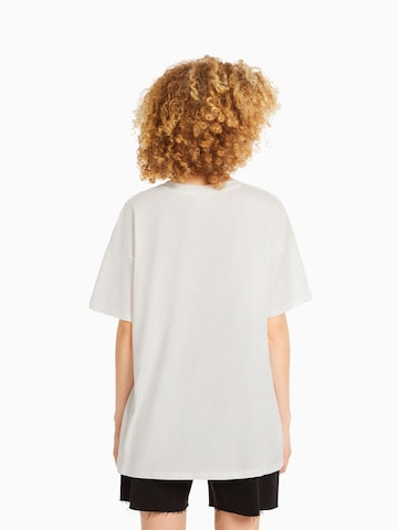 Bershka Свободна дамска риза в бяло