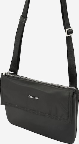 Calvin Klein - Mala de ombro em preto: frente