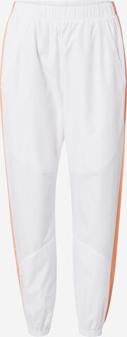 Effilé Pantalon de sport UNDER ARMOUR en blanc : devant