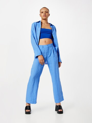 Gina Tricot Loose fit Pleat-front trousers 'Denise' in Blue