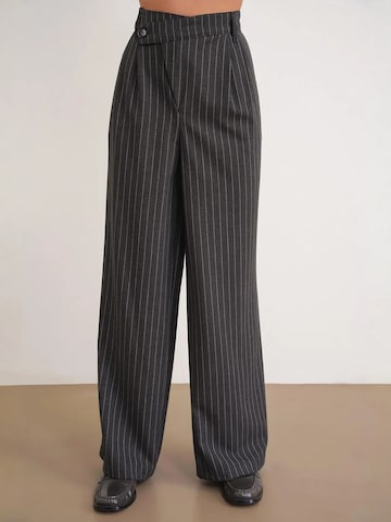 regular Pantaloni con pieghe di MixRay in grigio: frontale