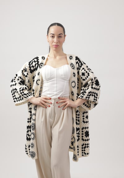 Elara Strickjacke in beige / schwarz, Produktansicht