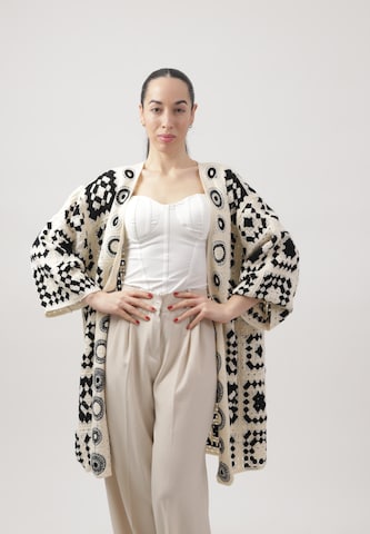 Elara Cardigan i sort: forside