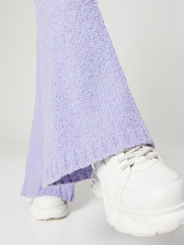 florence by mills exclusive for ABOUT YOU Rozkloszowany krój Spodnie 'Robin' w kolorze fioletowy