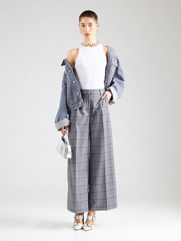 Monki Wide leg Veckad byxa i grå