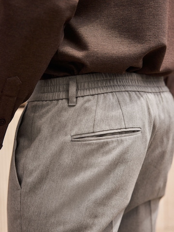 Next Tapered Bandplooibroek in Grijs