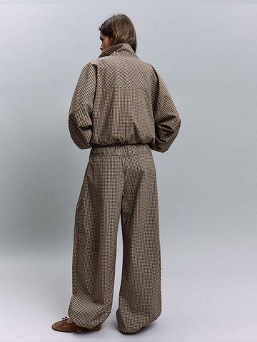 Bershka Vrečasti Hlače z naborki | bež barva