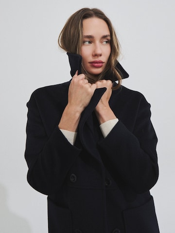 Manteau outdoor 'Long wrap-around coat with patch pockets' HANNIBAL LAGUNA COLLECTION en bleu