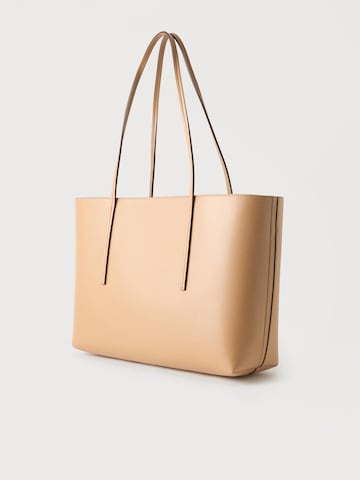 Plase de cumpărături de la Calvin Klein pe maro