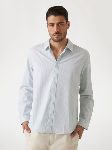 GUESS Regular fit Button Up Shirt 'Oxford' in Blue: front