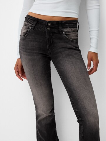 Bershka Дънки Bootcut Дънки в черно
