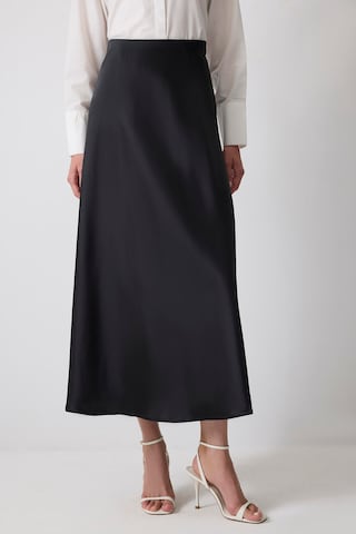 Touche Prive Skirt in Black: front