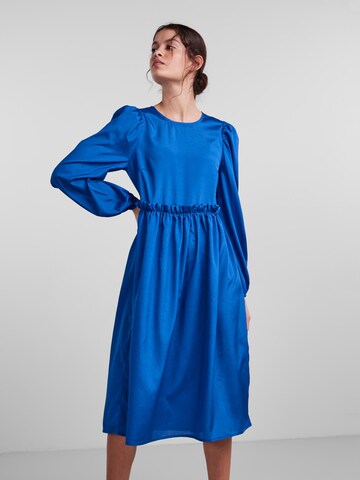 Robe 'Dyne' PIECES en bleu